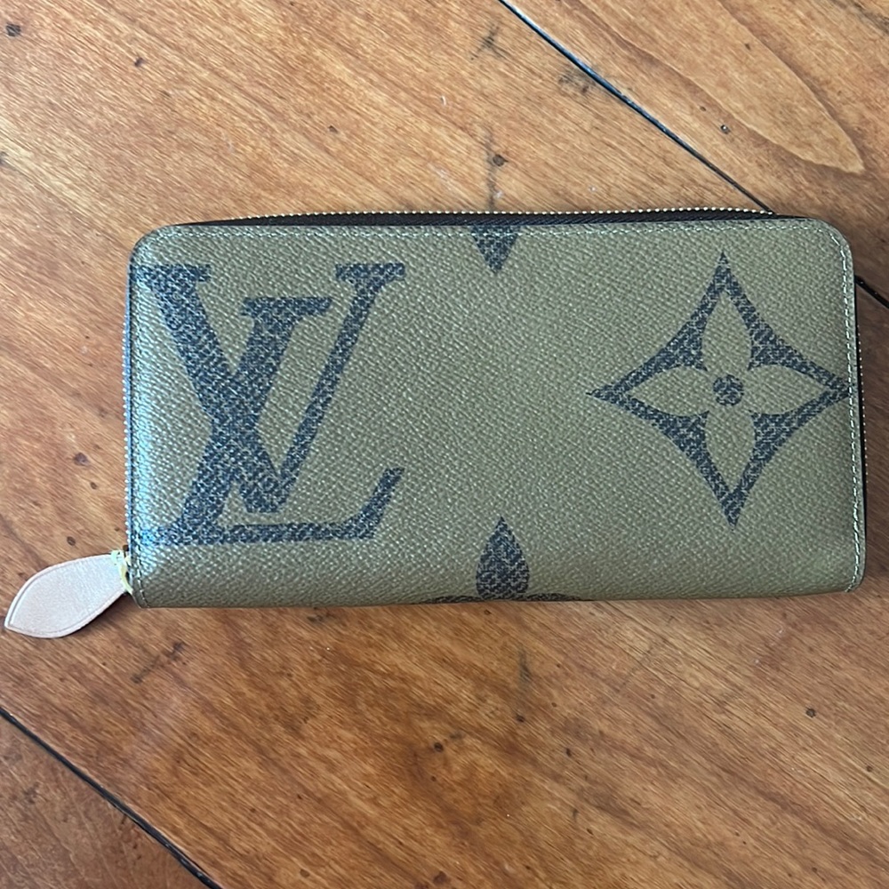 Like New Louis Vuitton Giant Monogram Zippy Wallet